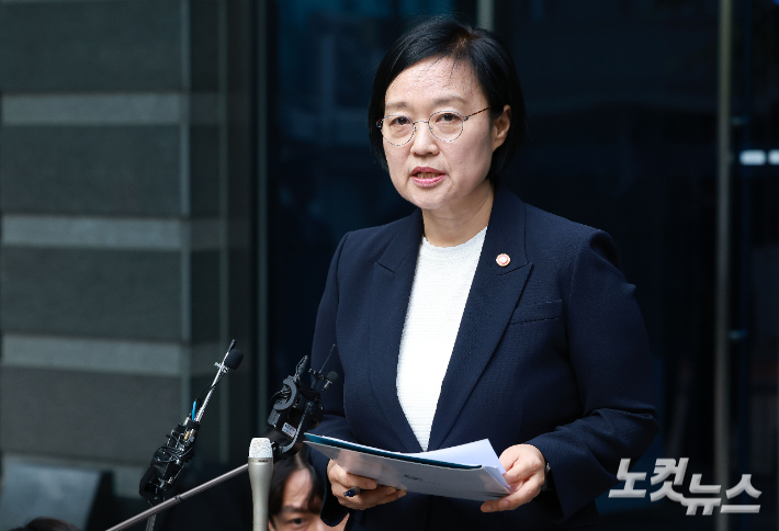 한성숙 국무총리 후보자가 8일 서울 종로구 통의동 금융감독원 연수원에 마련된 인사청문회 준비 사무실로 출근하며 지명 소감을 밝히고 있다. 류영주 기자