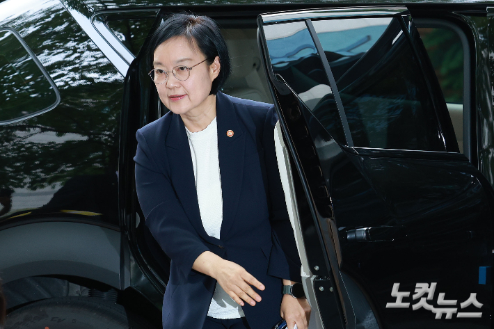 한성숙 국무총리 후보자가 8일 서울 종로구 통의동 금융감독원 연수원에 마련된 인사청문회 준비 사무실로 출근하고 있다. 류영주 기자