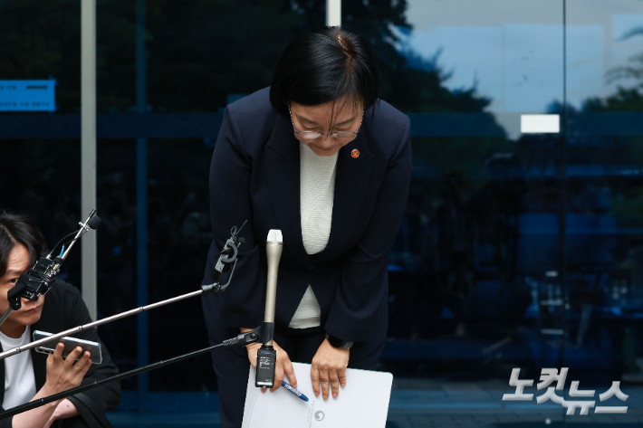 한성숙 국무총리 후보자가 8일 서울 종로구 통의동 금융감독원 연수원에 마련된 인사청문회 준비 사무실로 출근하며 지명 소감을 밝히고 있다. 류영주 기자