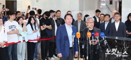 취재진 질의 답하는 젠슨 황