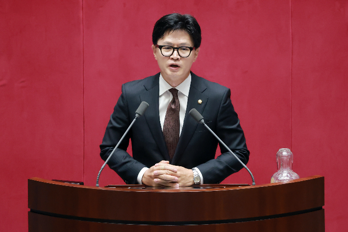  부산 북갑 국회의원 보궐선거에서 당선된 무소속 한동훈 의원이 5일 국회에서 22대 국회 후반기 의장단을 선출하기 위해 열린 본회의에서 선서한 뒤 인사말하고 있다. 연합뉴스