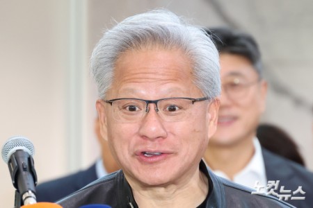 취재진 질의 답하는 젠슨 황 CEO