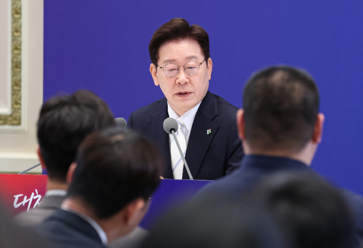 이재명 대통령이 8일 청와대 영빈관에서 열린 취임 1주년 기자회견에서 발언하고 있다. 연합뉴스