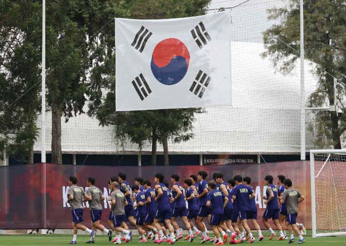 2026 북중미 월드컵에 출전하는 한국 축구 국가대표팀이 7일(현지시간) 멕시코 과달라하라 인근 사포판의 치바스 바예 베르데에서 열린 팀 훈련에서 러닝으로 몸을 풀고 있다. 연합뉴스