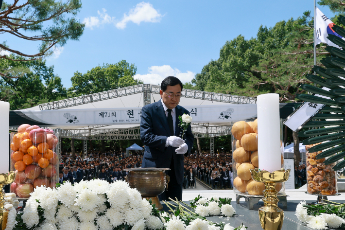 주낙영 경주시장이 황성공원 충혼탑에서 열린 제71회 현충일 추념식에서 헌화하고 있다. 경주시 제공
