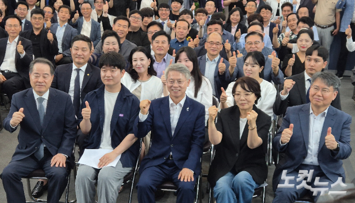 민형배 전남광주통합특별시장 당선인과 지지자들. 조시영 기자