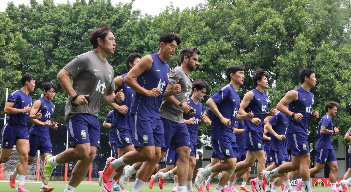 2026 북중미 월드컵에 출전하는 한국 축구 국가대표팀이 7일(현지시간) 멕시코 과달라하라 인근 사포판의 치바스 바예 베르데에서 열린 팀 훈련에서 러닝으로 몸을 풀고 있다. 연합뉴스