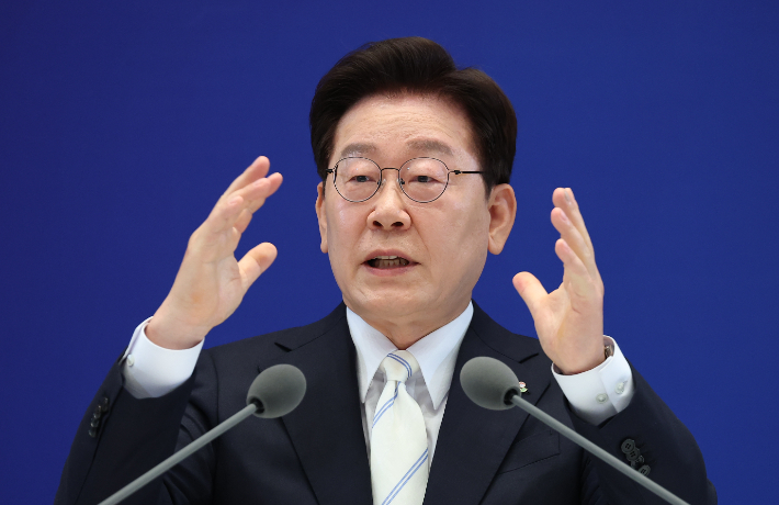 이재명 대통령이 8일 청와대 영빈관에서 열린 취임 1주년 기자회견에서 발언하고 있다. 연합뉴스