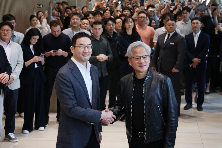 젠슨 황 엔비디아 최고경영자(CEO)가 8일 서울 여의도 LG 트윈타워에서 구광모 LG그룹 회장과 만난 뒤 취재진을 향해 포즈를 취하고 있다. 연합뉴스