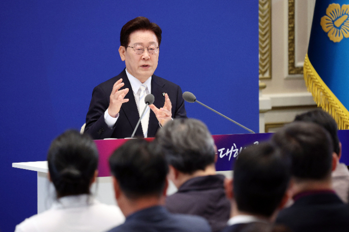 이재명 대통령이 8일 청와대 영빈관에서 열린 취임 1주년 기자회견에서 발언하고 있다. 연합뉴스