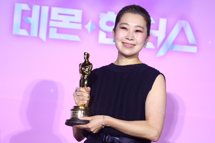 매기 강 감독이 지난 4월 1일 오후 서울 용산구 CGV용산아이파크몰에서 열린 넷플릭스 영화 '케이팝 데몬 헌터스' 아카데미 수상 기념 기자간담회에서 포즈를 취하고 있다. 연합뉴스