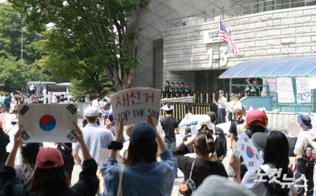6·3 지방선거 투표용지 부족 사태를 규탄하고 재선거를 요구하는 '잠실 개표소 봉쇄 시위'가 나흘째 이어지고 있는 8일 서울 송파구 올림픽공원 핸드볼경기장 출입구 앞에서 시위 참가자들이 구호를 외치고 있다.