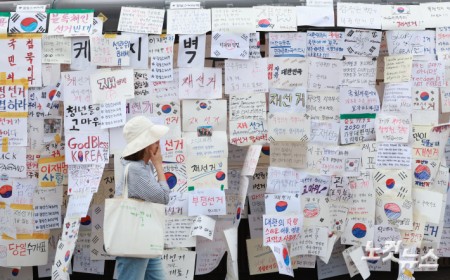 6·3 지방선거 투표용지 부족 사태를 규탄하고 재선거를 요구하는 '잠실 개표소 봉쇄 시위'가 나흘째 이어지고 있는 8일 서울 송파구 올림픽공원 핸드볼경기장 인근 티켓박스에 재선거를 요구하는 종이들이 붙어 있다.