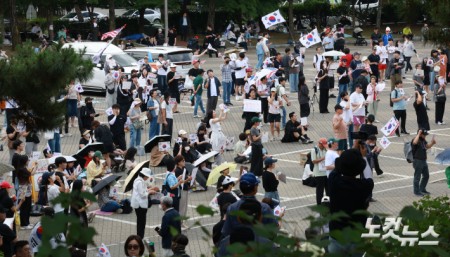 6·3 지방선거 투표용지 부족 사태를 규탄하고 재선거를 요구하는 '잠실 개표소 봉쇄 시위'가 나흘째 이어지고 있는 8일 서울 송파구 올림픽공원 핸드볼경기장 출입구 앞에서 시위 참가자들이 구호를 외치고 있다.