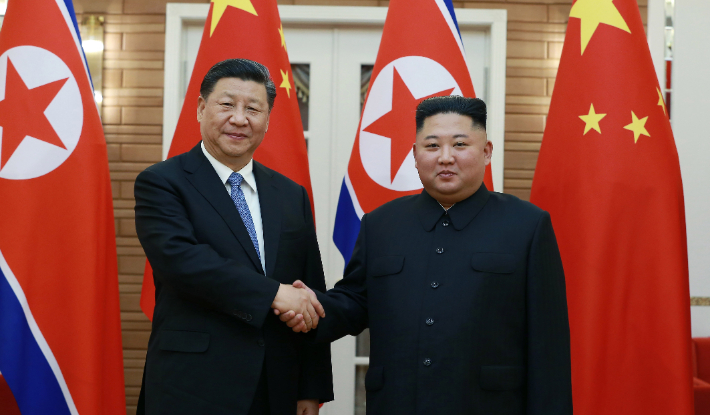 악수하는 시진핑 중국 국가주석(왼쪽)과 김정은 북한 국무위원장. 연합뉴스