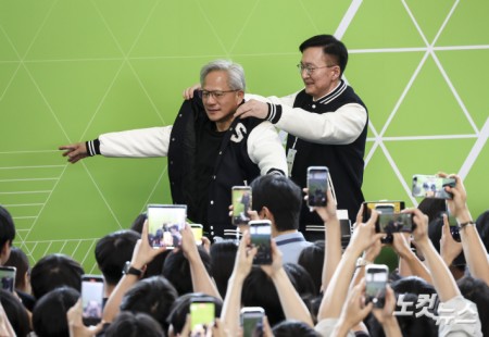 서울대 점퍼 입은 젠슨 황