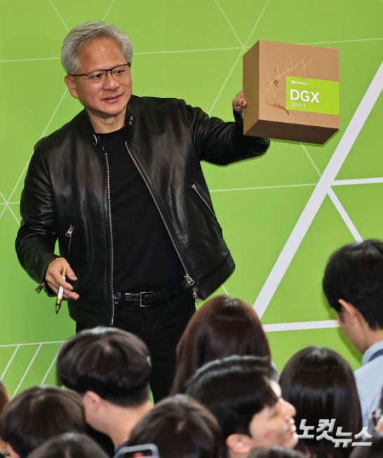 DGX스파크 선물하는 젠슨 황
