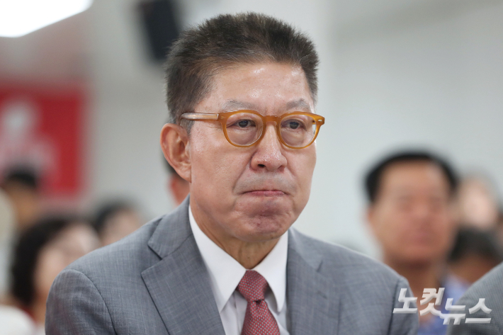 박형준 국민의힘 부산시장 후보가 3일 부산 수영구 국민의힘 부산시당에서 출구조사 결과를 확인하고 있다. 류영주 기자