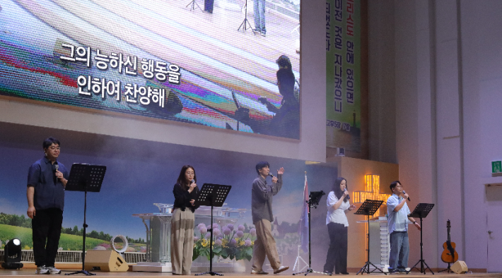 오프닝 찬양을 하고 있는 모습. 부산성시화운동본부 제공