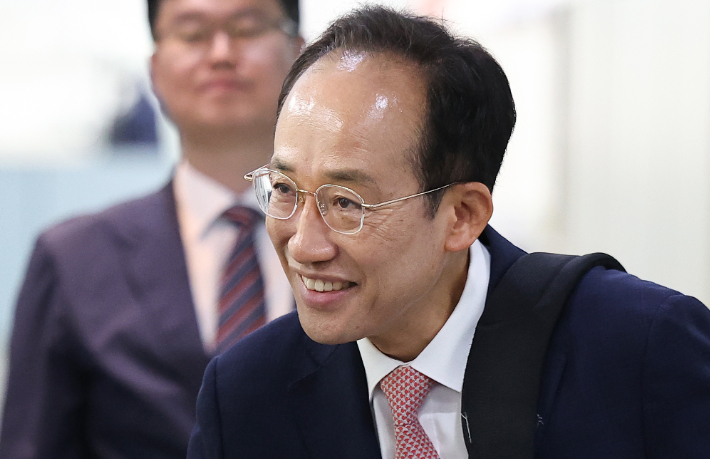 대구시 관계자와 악수하는 추경호 당선인. 연합뉴스