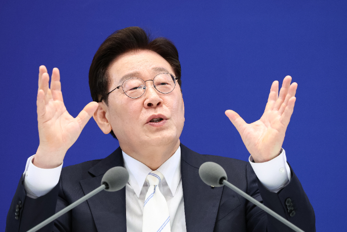 이재명 대통령이 8일 청와대 영빈관에서 열린 취임 1주년 기자회견에서 발언하고 있다. 연합뉴스