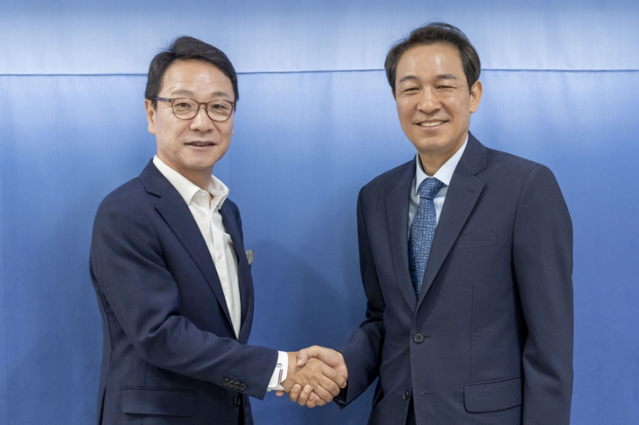 우상호 당선인과 악수하는 김헌영 인수위원장. 우상호 당선인 측 제공 