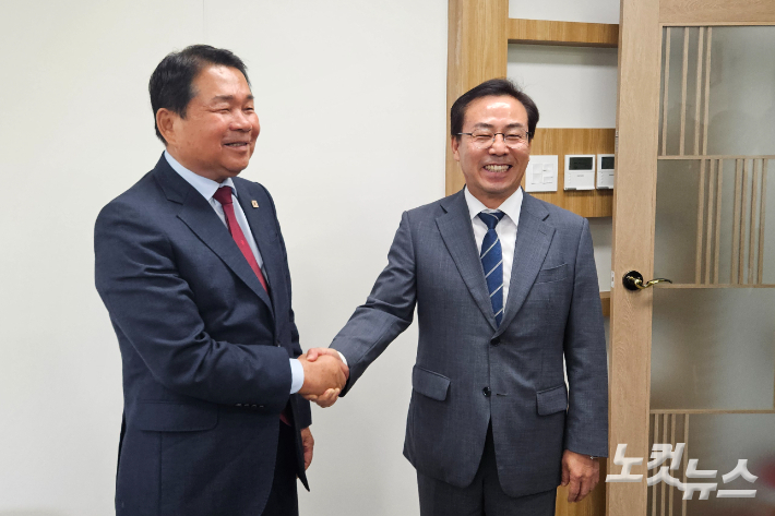 신경호 강원특별자치도교육감(사진 왼쪽)과 강삼영 당선인이 8일 교육감 직무실에서 만나 차담회를 가졌다. 구본호 기자