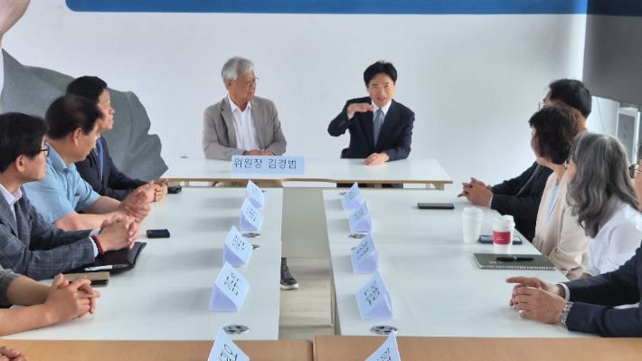 김대중 전남광주통합특별시 교육감 당선인은 8일 선거 캠프 사무실에서 당선인 인수위원회 격인 'K-교육특별시 준비위원회' 출범을 앞두고 12명의 준비위원과 상견례를 갖고 있다. 김대중 특별시 교육감 당선인 준비위 제공