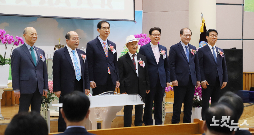 왼쪽부터 수석부회장 한상인 목사, 직전회장 정석윤 목사, 대표회장 나종갑 목사, 고문 이원재 목사, 상임고문 리종기 목사, 상임부회장 김승원 목사, 양회정 장로가 신임 임원으로 인준을 받고 있다. 한세민 기자