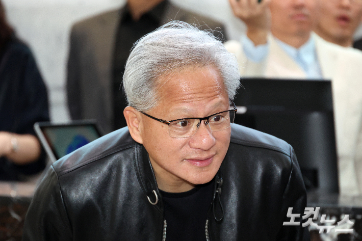 최태원 SK그룹 회장과 젠슨 황 엔비디아 최고경영자(CEO)가 8일 서울 종로구 SK 서린빌딩에서 열린 엔비디아-SK 협력 관련 언론브리핑에서 취재진의 질의를 듣고 있다. 박종민 기자