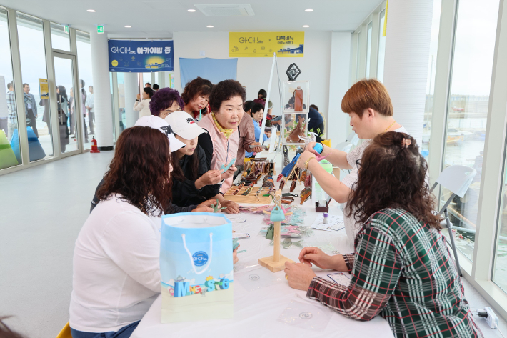 동해시는 8일 오후 2시 대진항 다목적센터 앞 주차장에서 해양수산부와 강원특별자치도, 지역 주민 등이 참석한 가운데 '어촌활력증진지원 시범사업 준공식'을 문화페스티벌 형식으로 진행했다. 동해시 제공