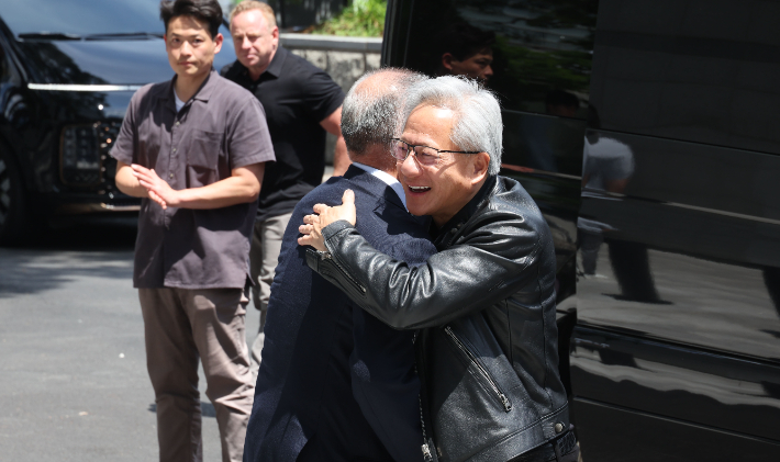젠슨 황 엔비디아 최고경영자(CEO)가 8일 서울 서초구 현대자동차 본사에 방문해 정의선 현대차그룹 회장과 인사하고 있다. 연합뉴스