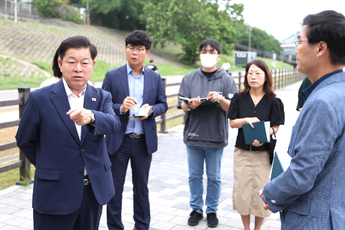 8일 박승원(왼쪽) 광명시장이 당선 후 첫 행보로 민생 현장을 누볐다. 광명시 제공