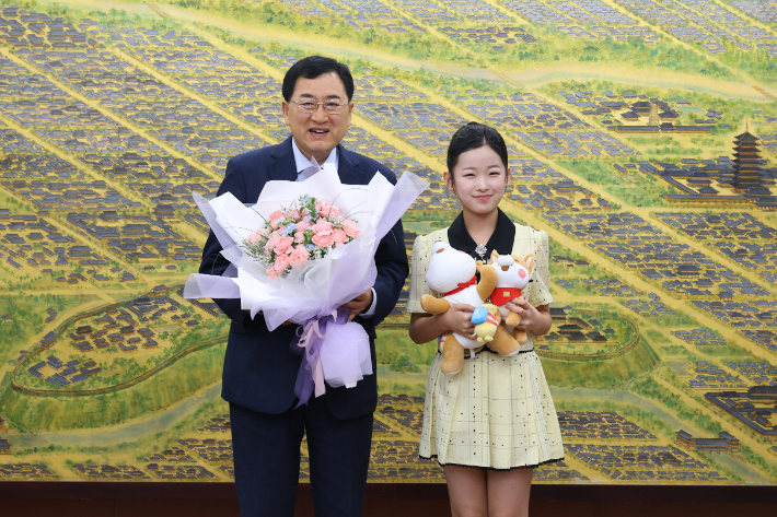 주낙영 경주시장과 가수 이수연 양이 8일 경주시청에서 성금 300만원 전달식을 가진 뒤 기념촬영을 하고 있다. 경주시 제공