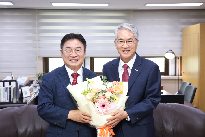 권순기 경남교육감 당선인과 박종훈 경남교육감. 경남교육청 제공