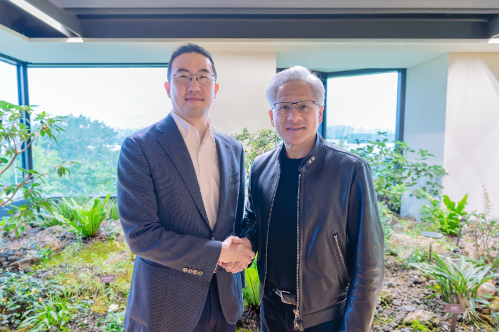 기념 촬영하는 구광모 LG 대표와 젠슨 황 CEO. LG 제공