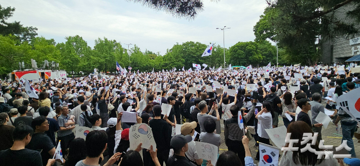 6·3 지방선거 투표용지 부족 사태에 반발한 수만 명의 시민들이 7일 서울 송파구 올림픽공원 핸드볼경기장 개표소 앞에서 재선거를 요구하는 구호를 외치고 있다. 독자 제공