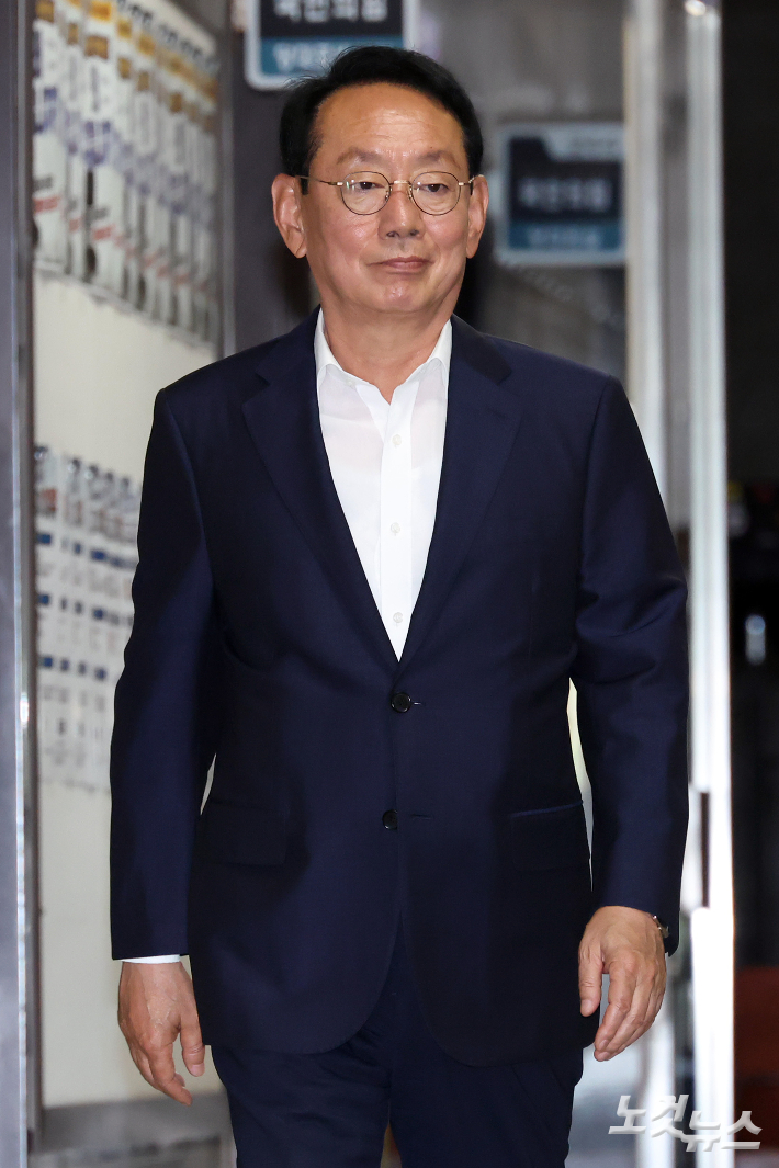 국민의힘 원내대표에 출마한 김도읍 의원이 7일 서울 여의도 국회에서 송언석 전 원내대표와 성일종, 정점식 의원과의 회동을 위해 이동하고 있다. 윤창원 기자