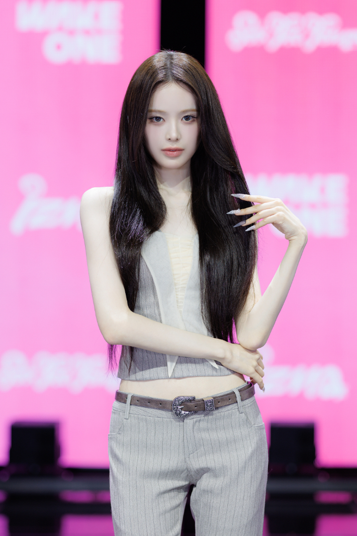 이즈나 방지민. 웨이크원 제공