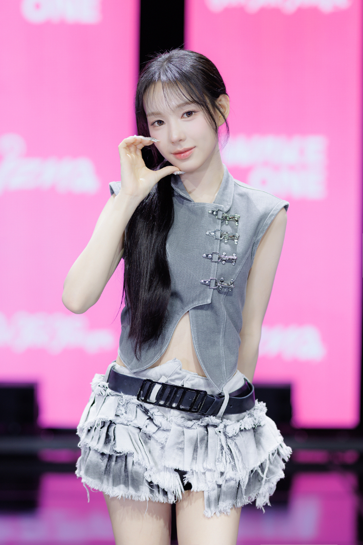 이즈나 유사랑. 웨이크원 제공