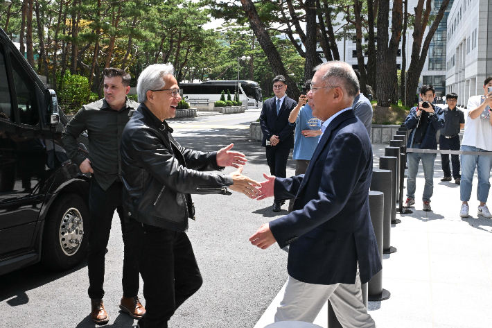 젠슨 황 엔비디아 최고경영자(CEO)가 8일 서울 서초구 현대자동차 본사에 방문해 정의선 현대차그룹 회장과 인사하고 있다. 연합뉴스