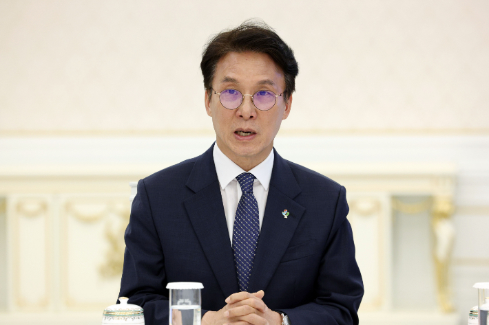 김민석 국무총리가 8일 청와대에서 열린 이재명 대통령과 4부 요인 회동에서 발언하고 있다. 연합뉴스