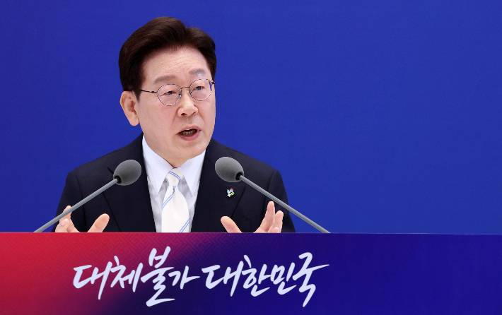 이재명 대통령이 8일 청와대 영빈관에서 열린 취임 1주년 기자회견에서 발언하고 있다. 연합뉴스