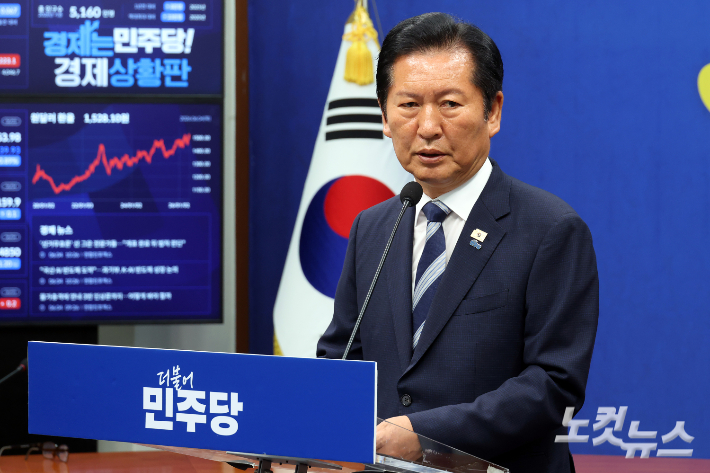 더불어민주당 정청래 대표가 4일 서울 여의도 국회에서 6·3지방선거 결과와 관련 기자회견을 하고 있다. 윤창원 기자