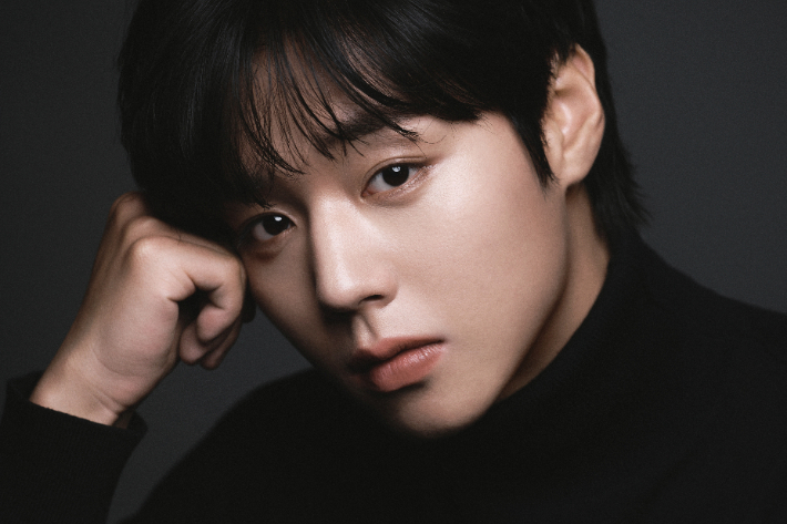 박지훈은 가족들의 카카오톡 단톡방에서 아직도 사극 말투가 이어지고 있다고 전했다. 그는 "최근에 팬 콘서트를 마쳤는데 '단종님 고생 많으셨습니다', '얼른 쉬시지요' 라고 한다"며 "형들도 '잘 지내십니까'라고 인사할 정도로 집안 전체가 사극 톤으로 변했다"고 밝혔다. yy엔터테인먼트 제공