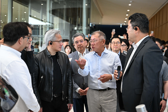 젠슨 황 엔비디아 최고경영자(CEO)가 8일 서울 서초구 현대자동차 본사를 찾아 정의선 현대차그룹 회장과 대화하고 있다. 연합뉴스
