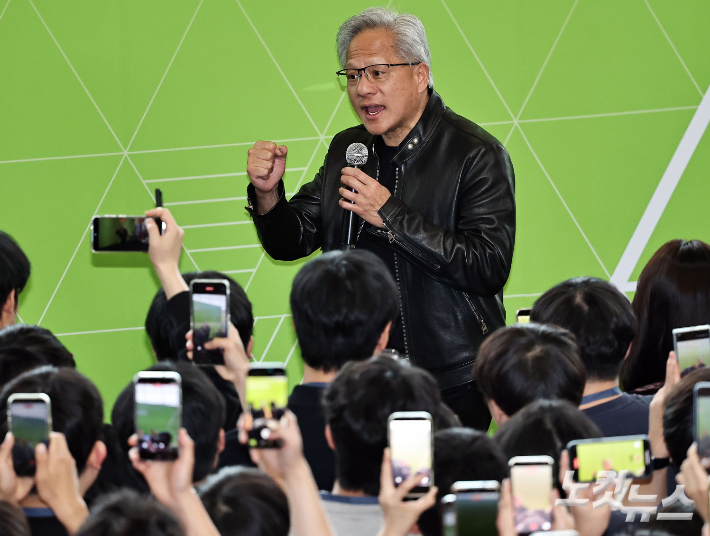 젠슨 황 엔비디아 최고경영자(CEO)가 8일 서울대학교 해동첨단공학관에서 열린 '빌드어클로(Build-a-Claw)' 행사장을 찾아 강연을 하고 있다. 황진환 기자