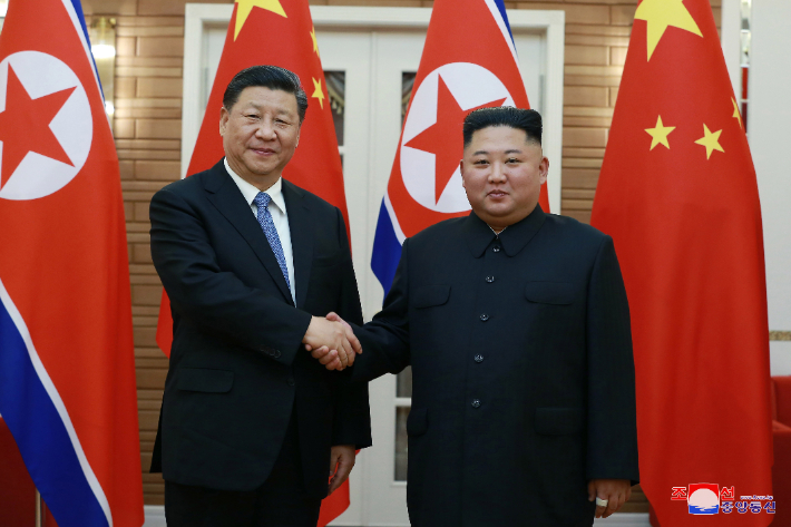 시진핑 중국 국가주석(왼쪽)과 김정은 북한 국무위원장. 연합뉴스