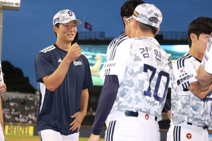 두산 우완 최민석(왼쪽)이 6일 키움과 홈 경기에서 승리를 이끈 뒤 김원형 감독과 세리머니하는 모습. 두산 