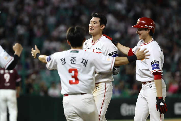 지난 3일 키움을 상대로 13연패를 끊은 SSG 선수들이 기뻐하는 모습. 결승 희생타를 날린 오태곤을 정준재 등 동료들이 격려하고 있다. SSG 랜더스  